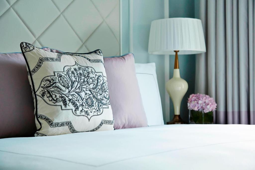 Deluxe Room, Guest room, 1 King - Image 3