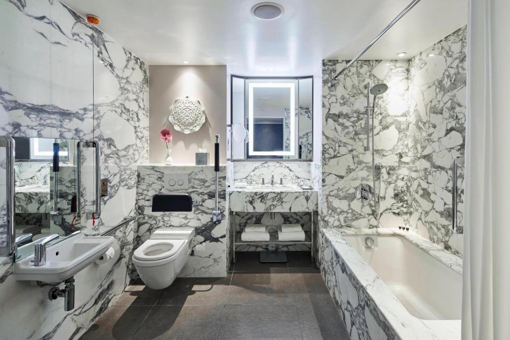 Deluxe Room, Guest room, 1 King - Image 5