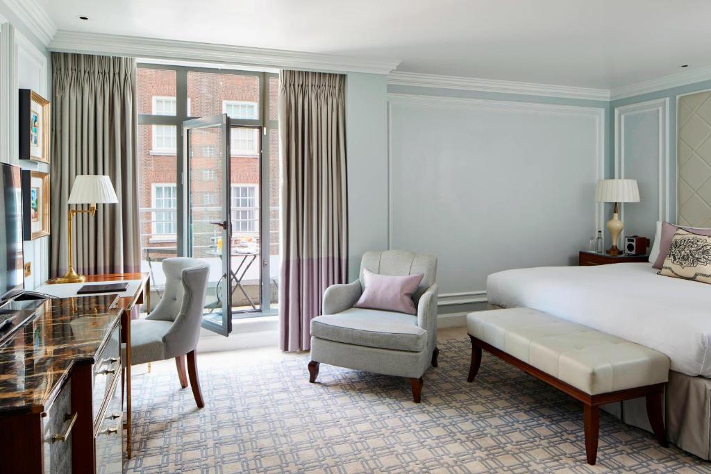 Executive Room, Executive lounge access, Guest room, 1 King - Image 1