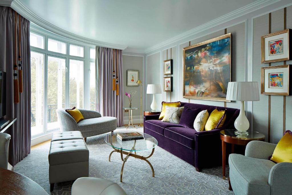 Premier Suite, Executive lounge access, 1 King, Sofa bed - Image 3