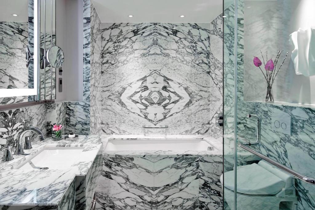 Premier Suite, Executive lounge access, 1 King, Sofa bed - Image 7