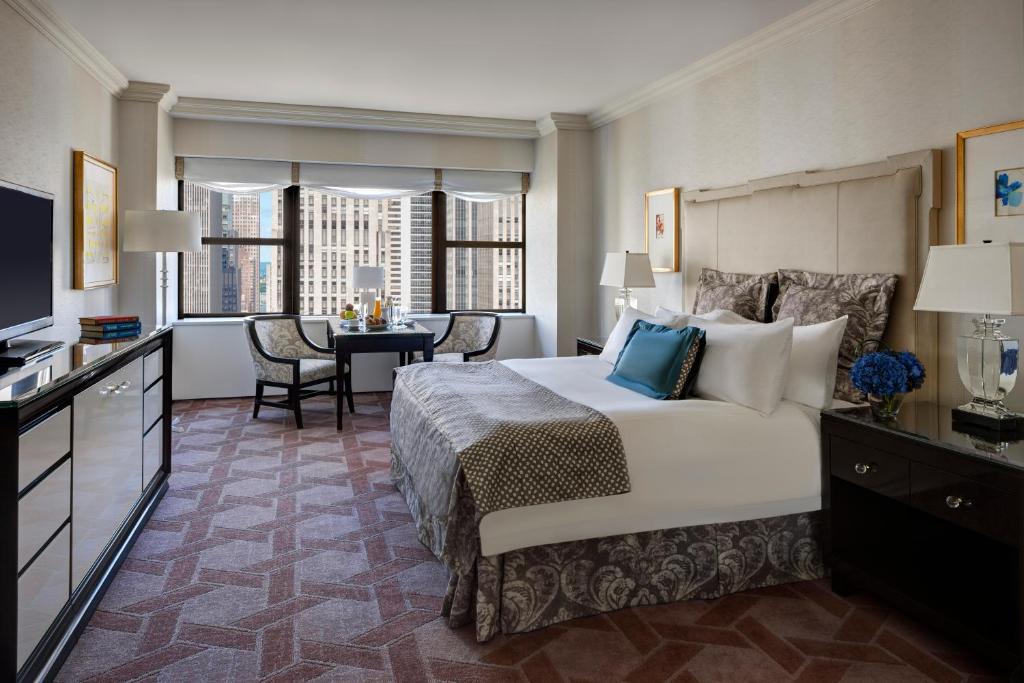 Premier Skyline View Room with King Bed - Image 1