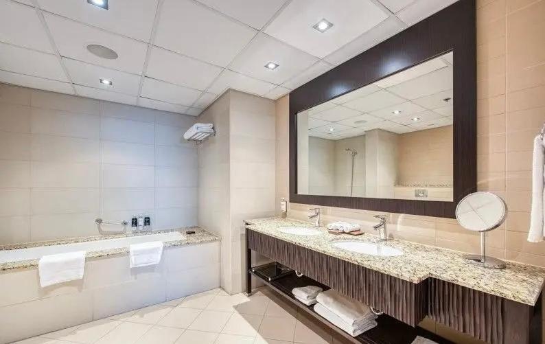 Deluxe One-Bedroom Apartment with Ocean View - Image 9