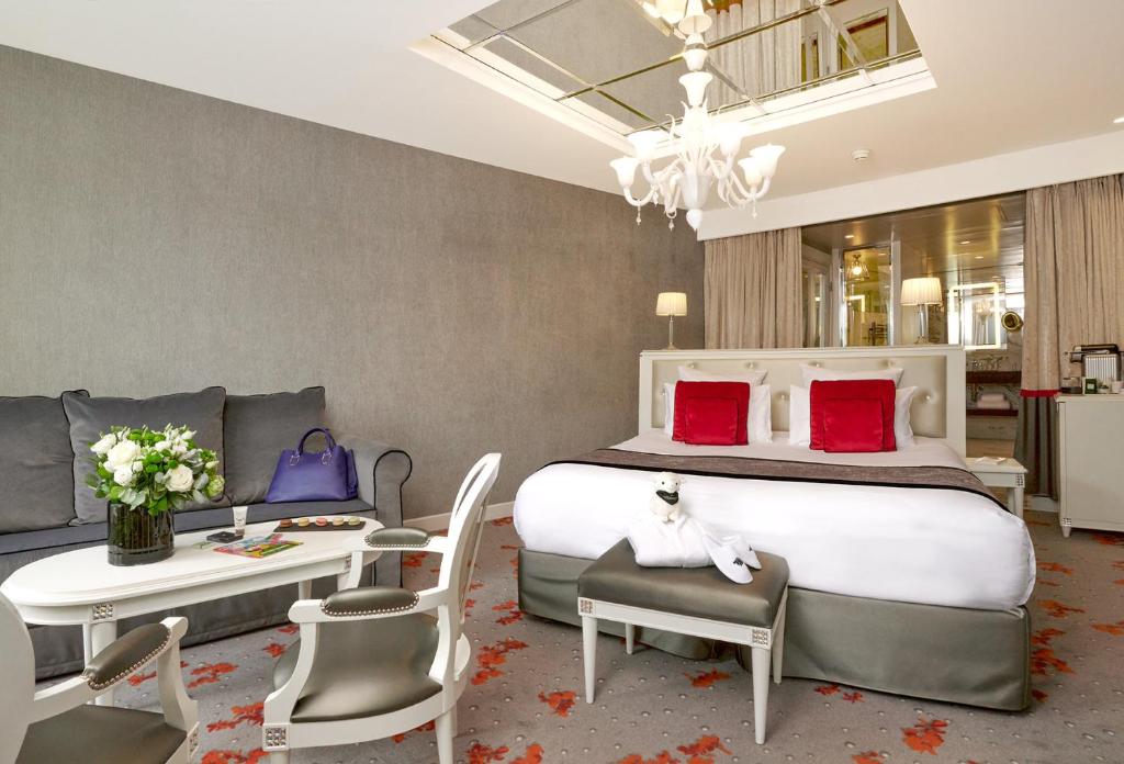 Executive King Suite with Sofa Bed - Image 8