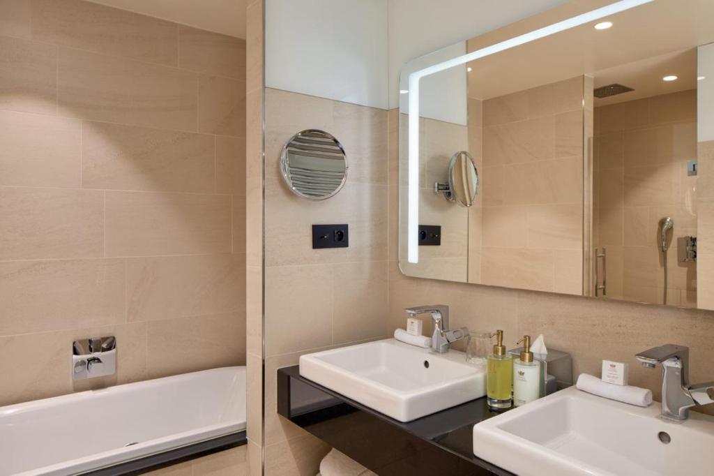 Superior Double Room - Image 3