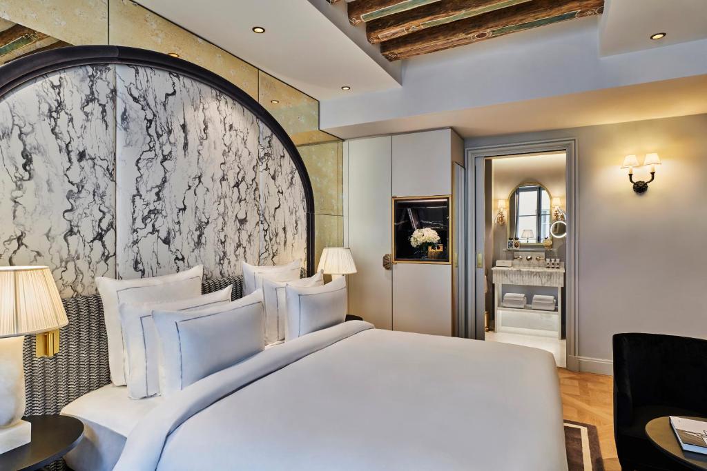 Double Room with Courtyard View - Image 3