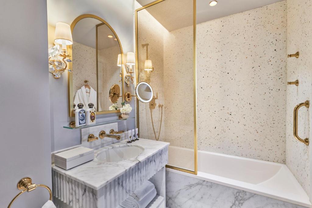 Double Room with Courtyard View - Image 4