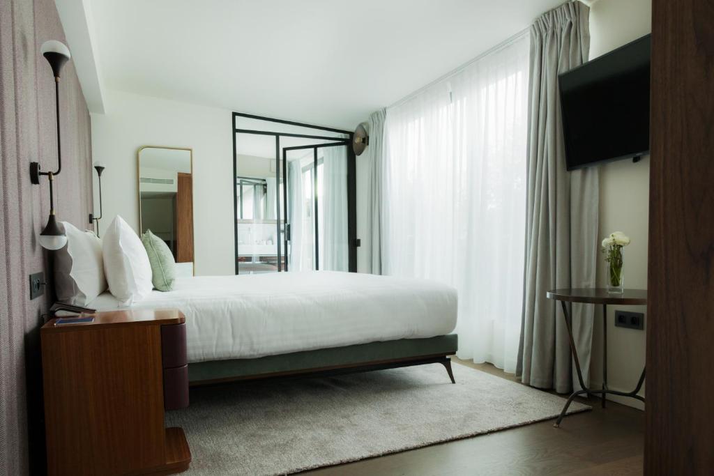 Deluxe Double Room - Image 3