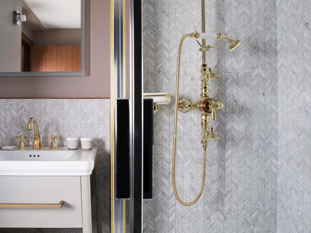 Superior Double or Twin Room - Image 8