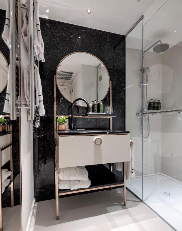 Deluxe Room - Image 1