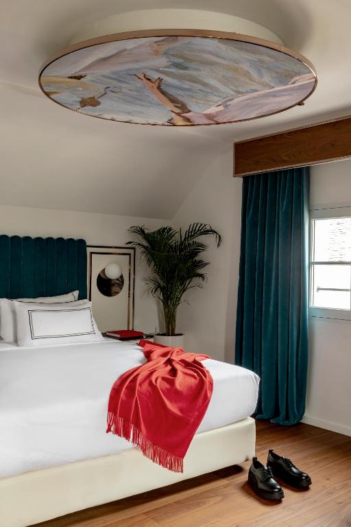 Elena Sorolla Suite - Image 11