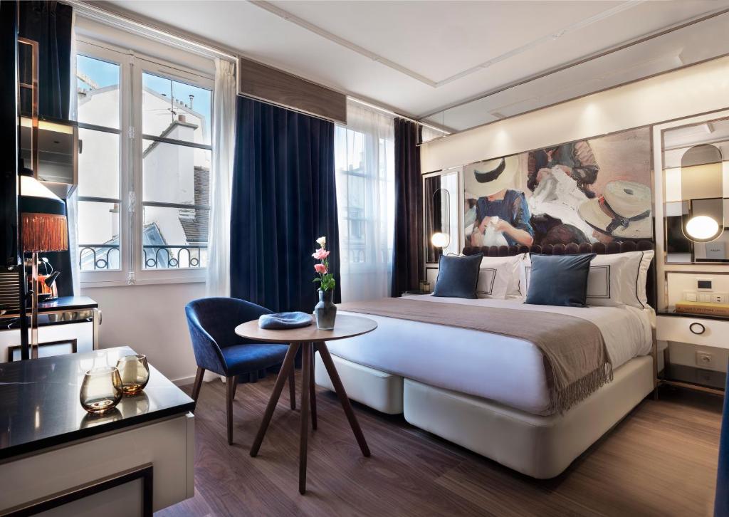 Superior Room with partial Notre Dame View - Image 2