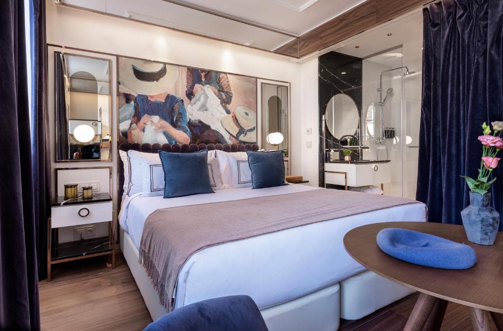 Superior Room with partial Notre Dame View - Image 4