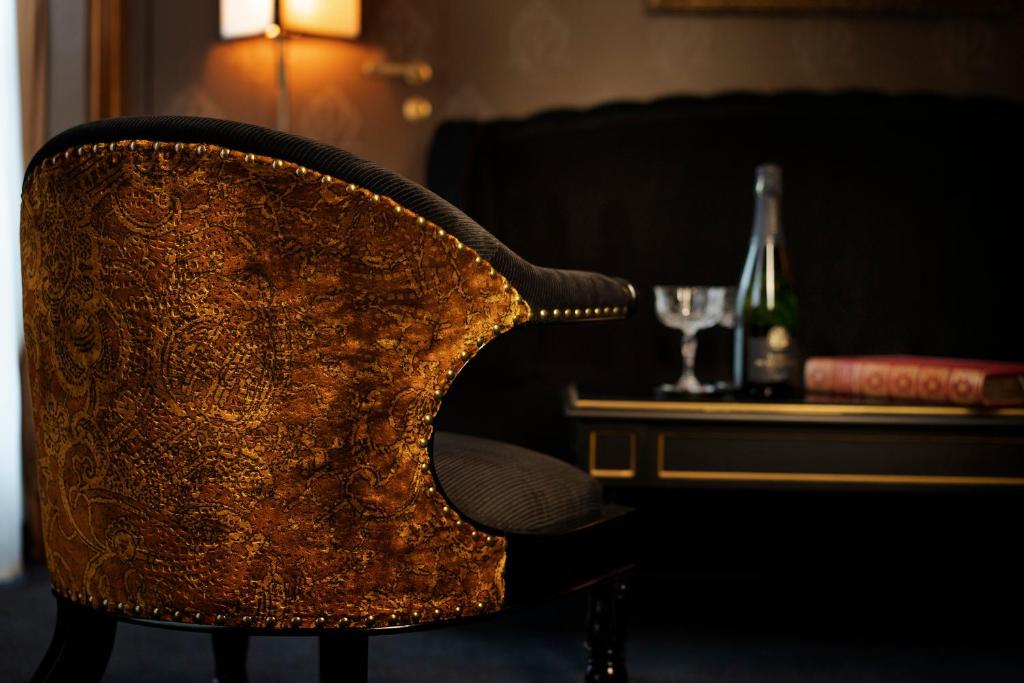 Executive Suite - Image 11