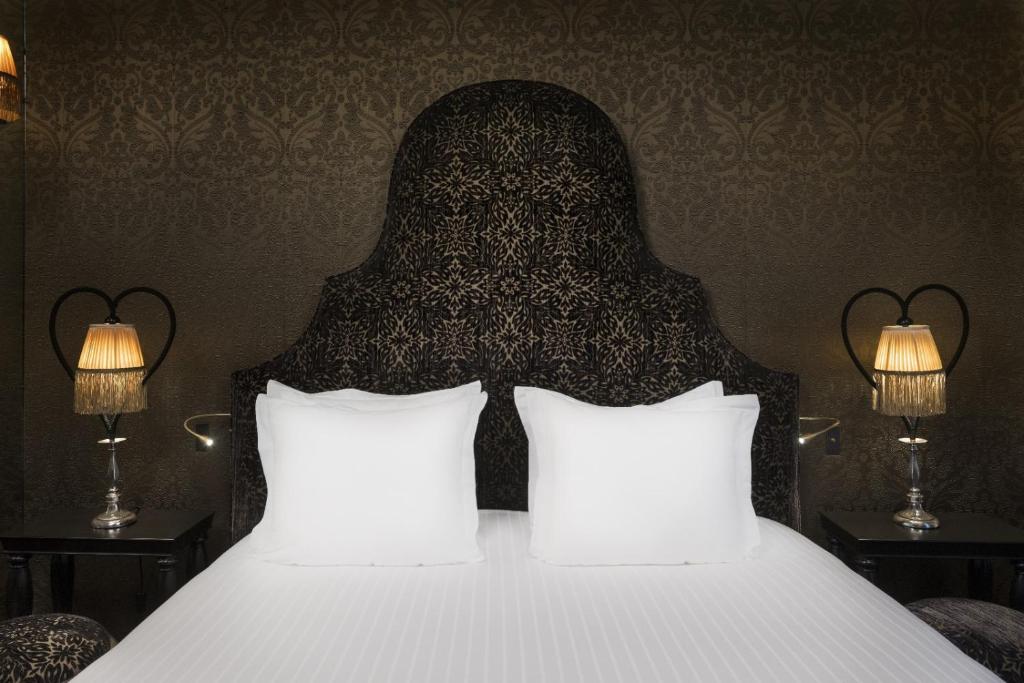 Deluxe Double Room - Image 10