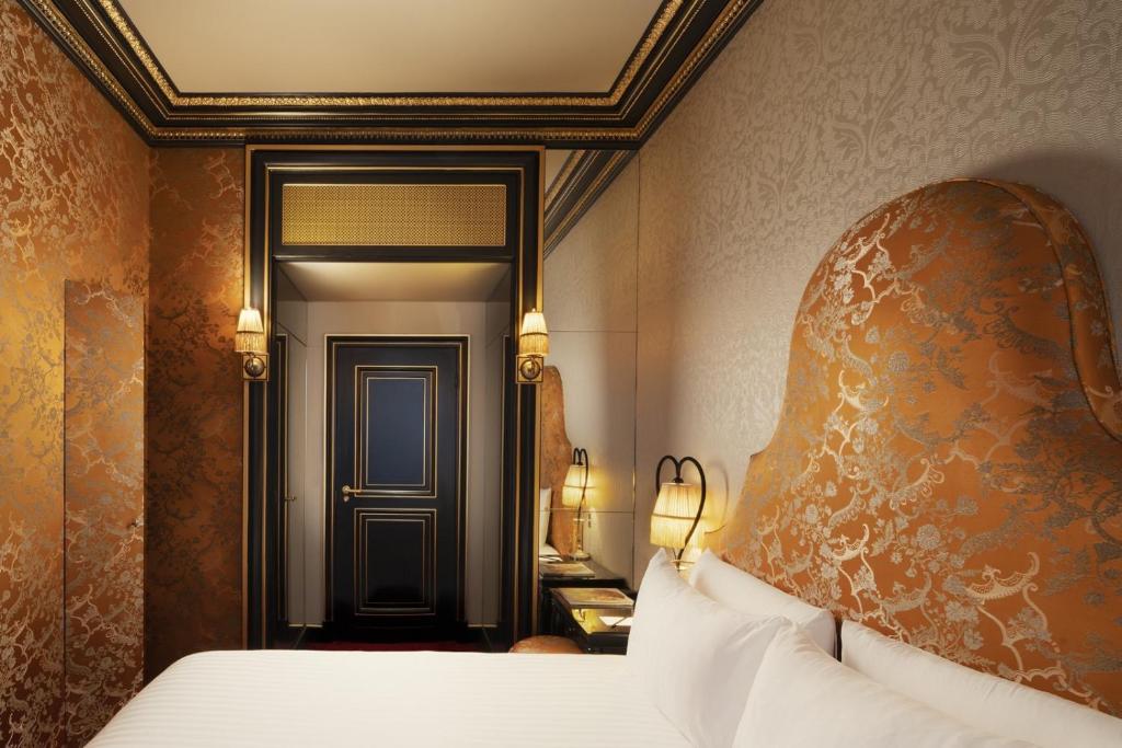 Deluxe Double Room - Image 11