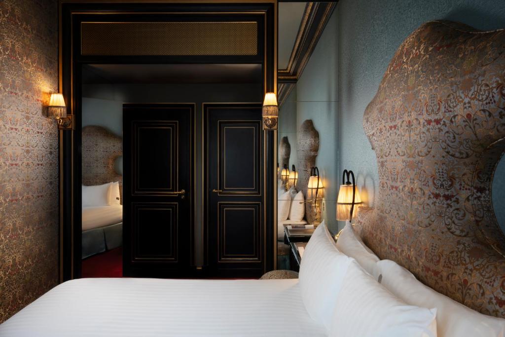 Deluxe Double Room - Image 13