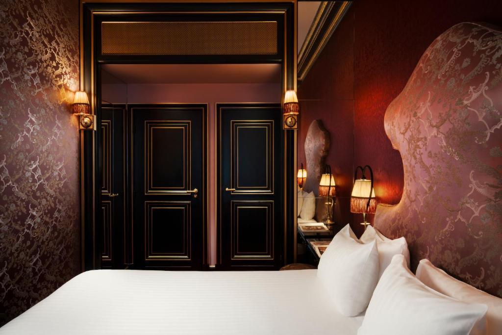 Deluxe Double Room - Image 18