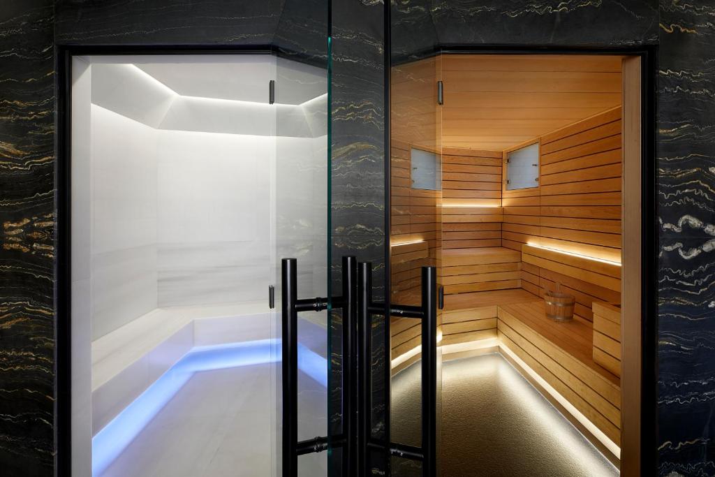 Deluxe King Room with private access to Jacuzzi, Sauna and Hamman - Image 1