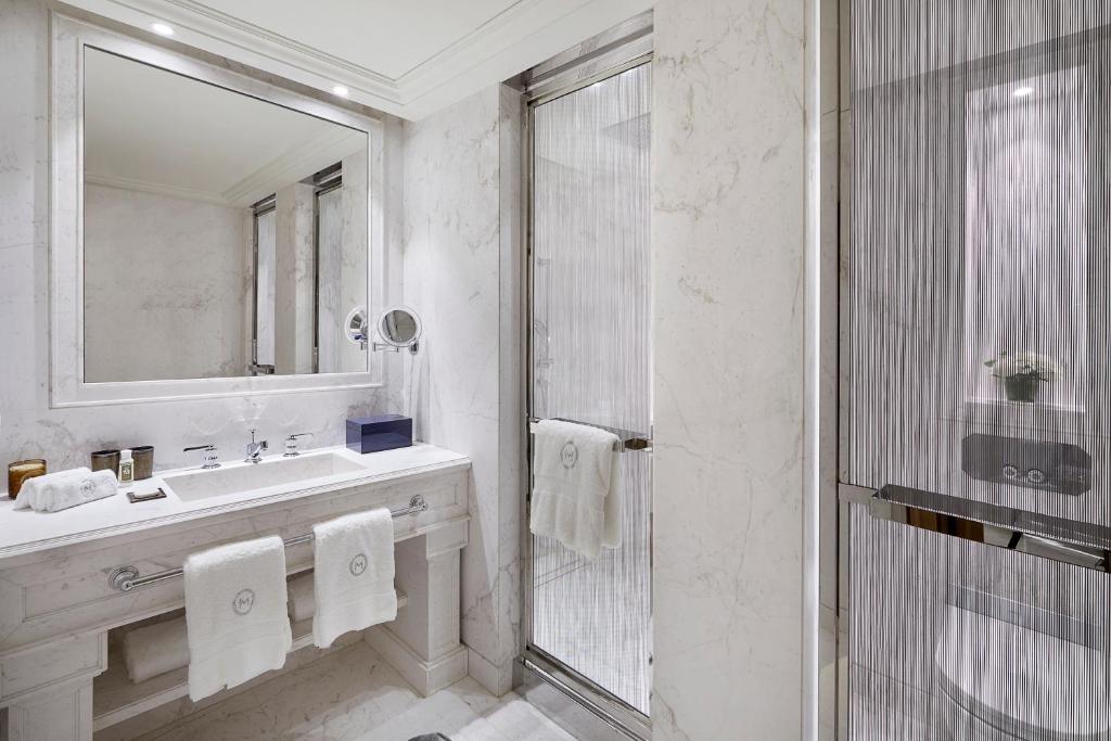 Deluxe King Room with private access to Jacuzzi, Sauna and Hamman - Image 5