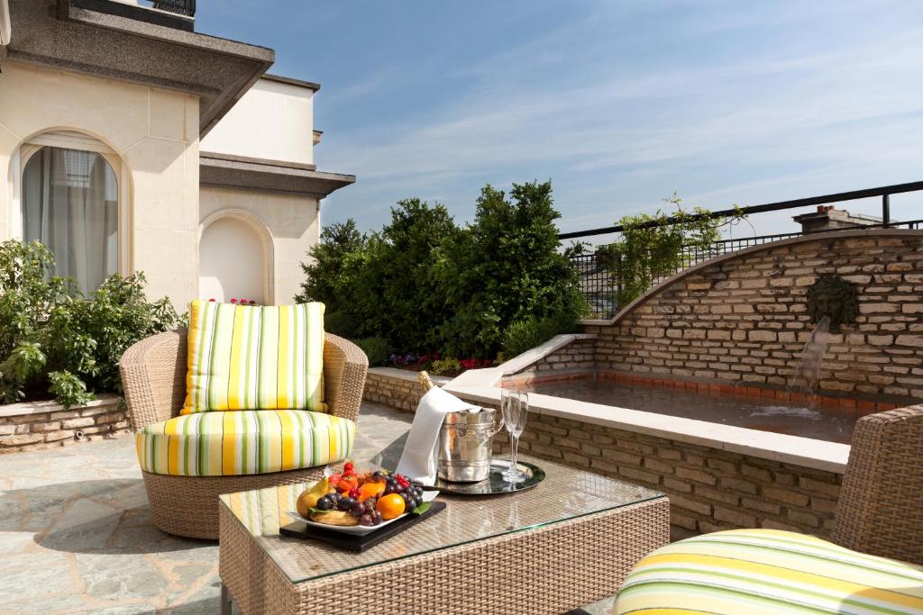 Apartment with Terrace - Image 4