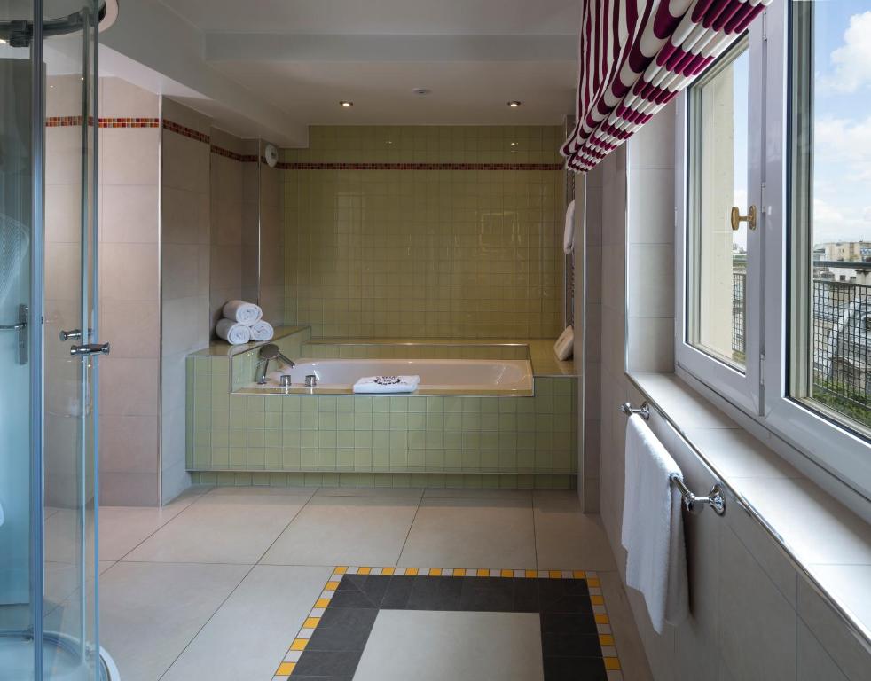 Eiffel Tower Terrace Suite - Image 8