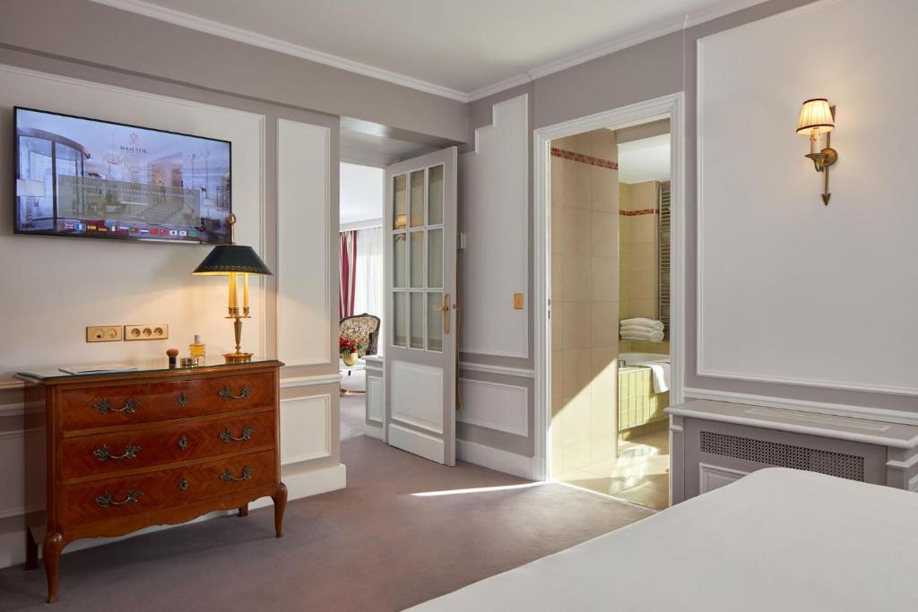 Eiffel Tower Terrace Suite - Image 9