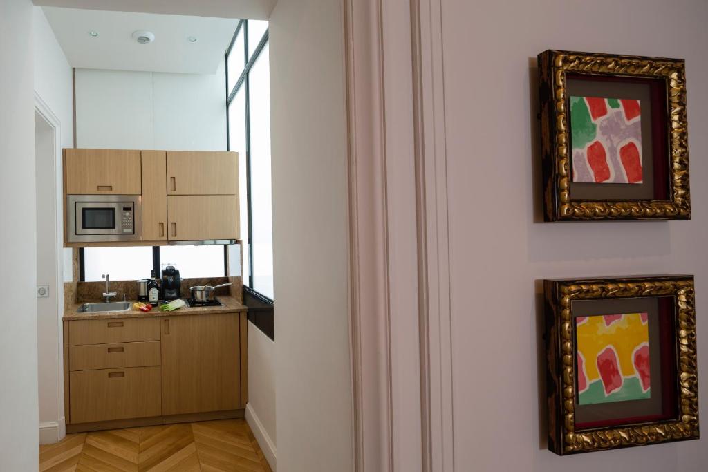 Large Deluxe Room - Image 1