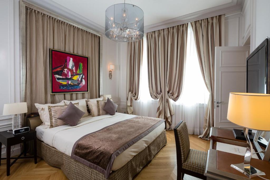 Large Deluxe Room - Image 3
