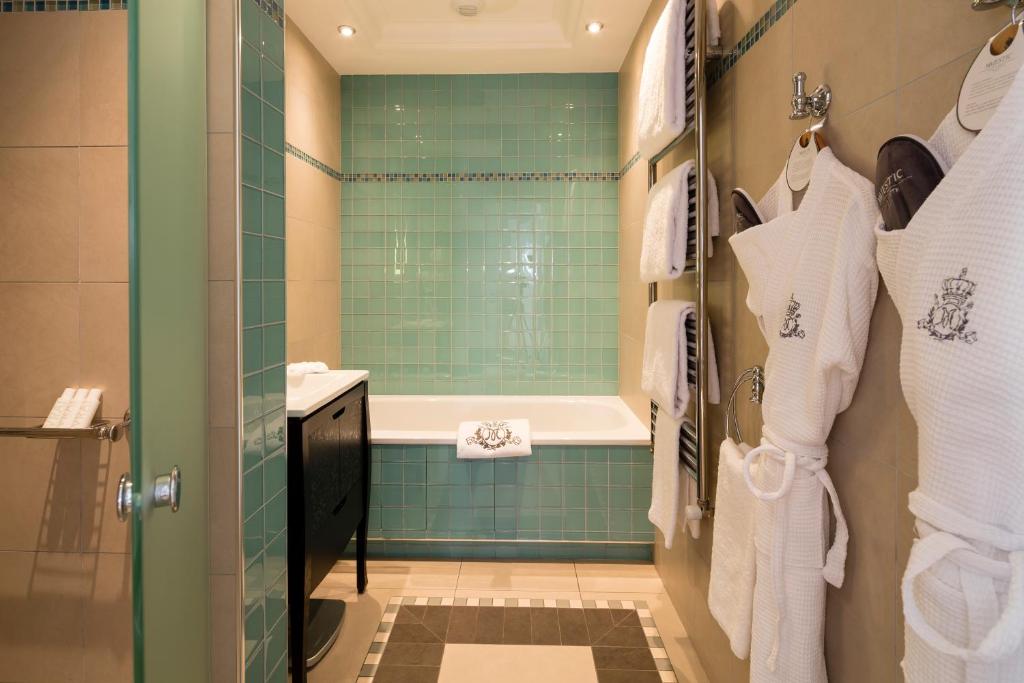 Large Deluxe Room - Image 5