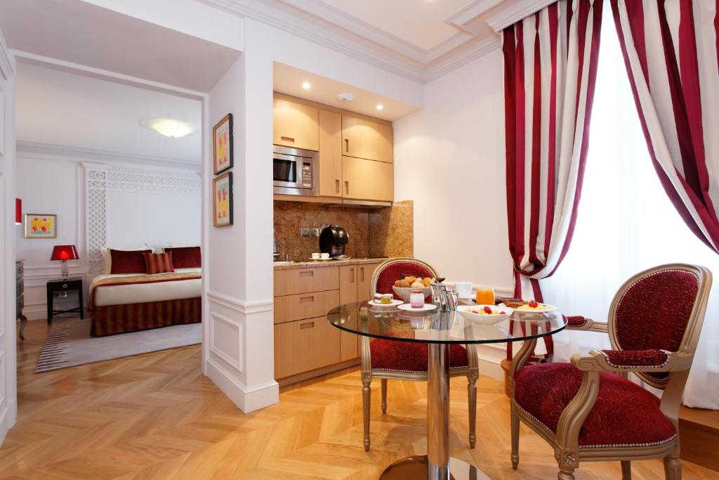 Large Deluxe Room - Image 6