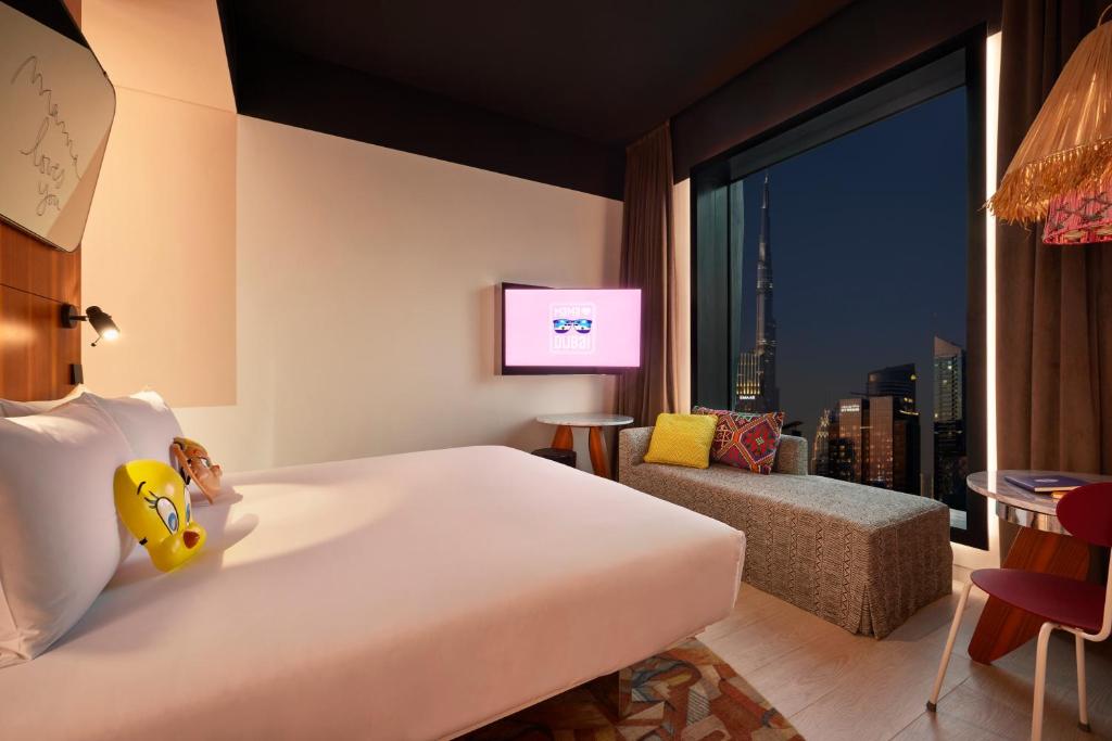 Medium Mama Double Burj Khalifa View - Image 3