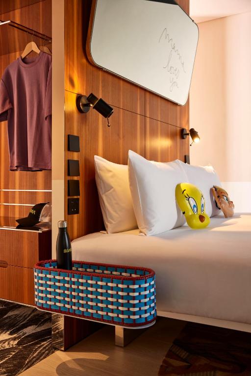 Medium Mama Double Burj Khalifa View - Image 4