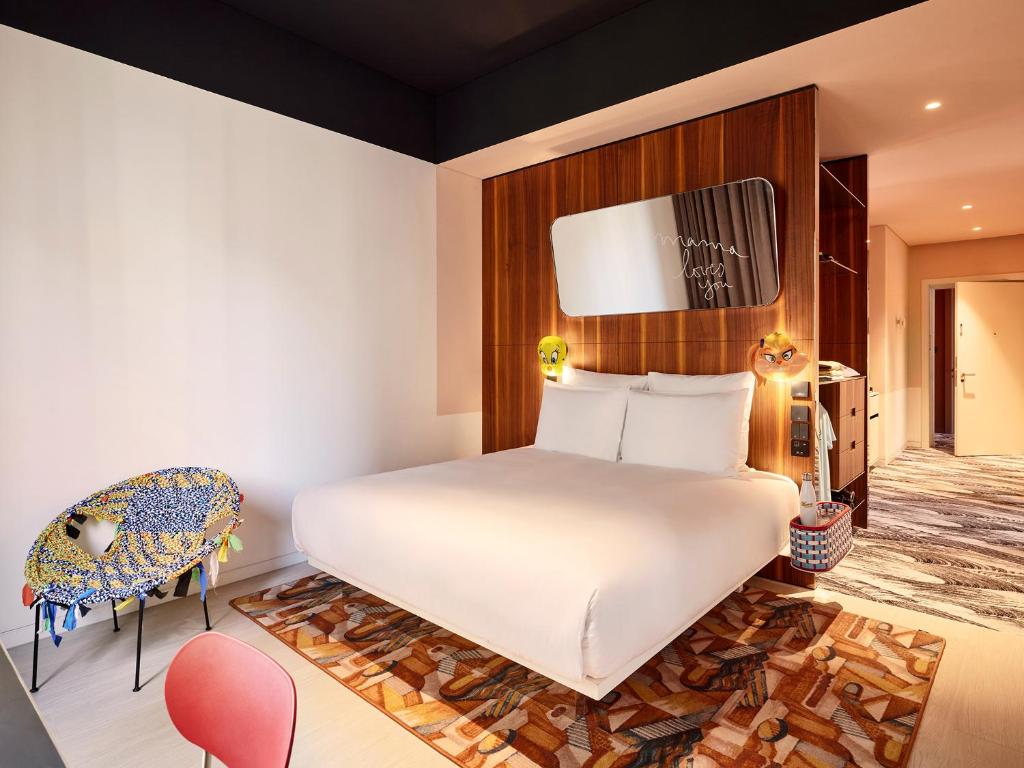 Medium Mama Double Room with Burj Khalifa View - Mobility Accessible - Image 5