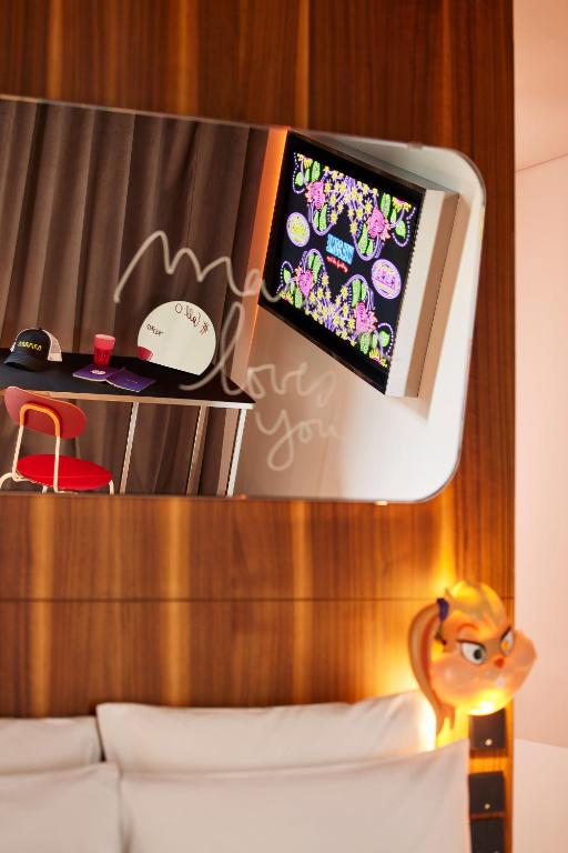 Medium Mama Double Room with Burj Khalifa View - Mobility Accessible - Image 7