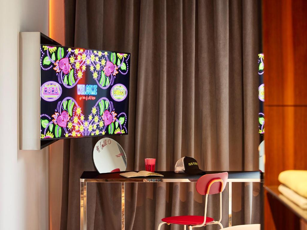 Medium Mama Double Room with Burj Khalifa View - Mobility Accessible - Image 8
