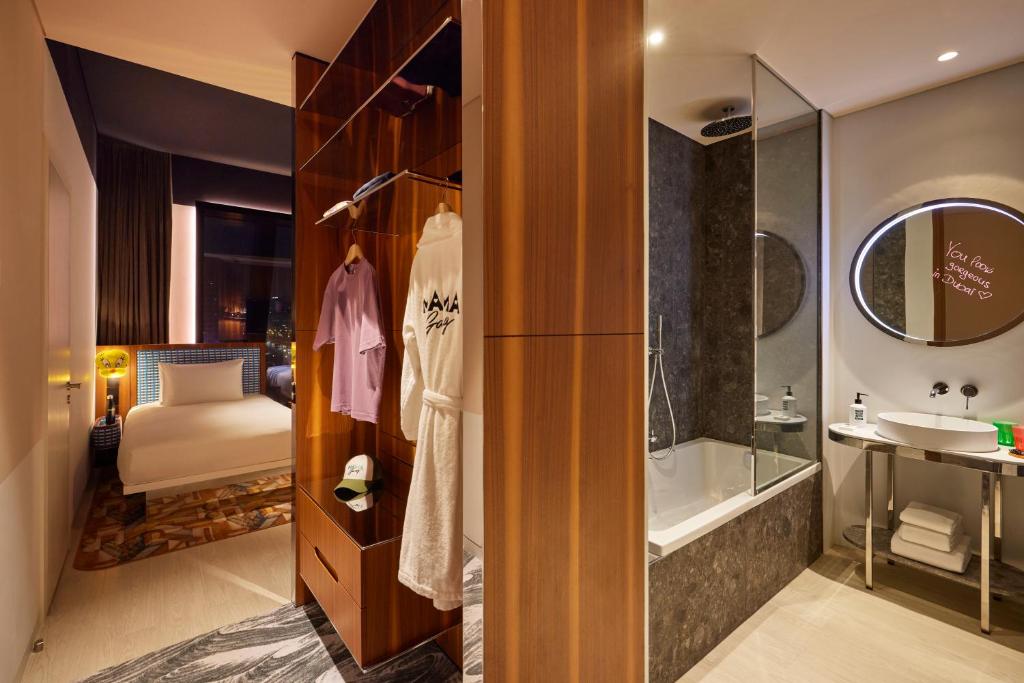 Medium Mama Twin Burj Khalifa View - Image 2