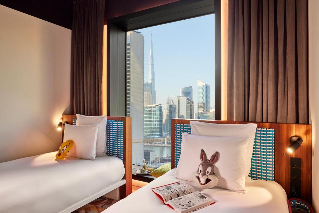 Medium Mama Twin Burj Khalifa View - Image 4