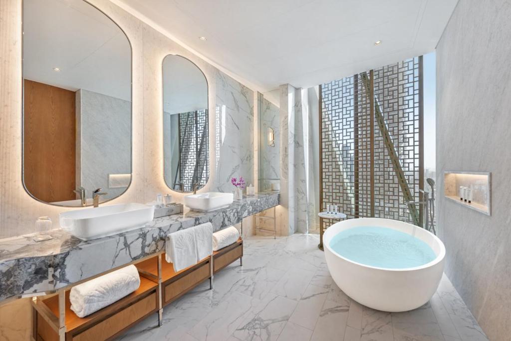 Mandarin Sea View King Room - Image 1