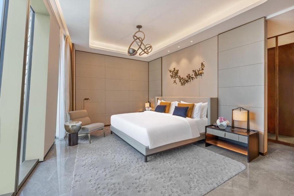 One-Bedroom Sea View Suite - Image 2