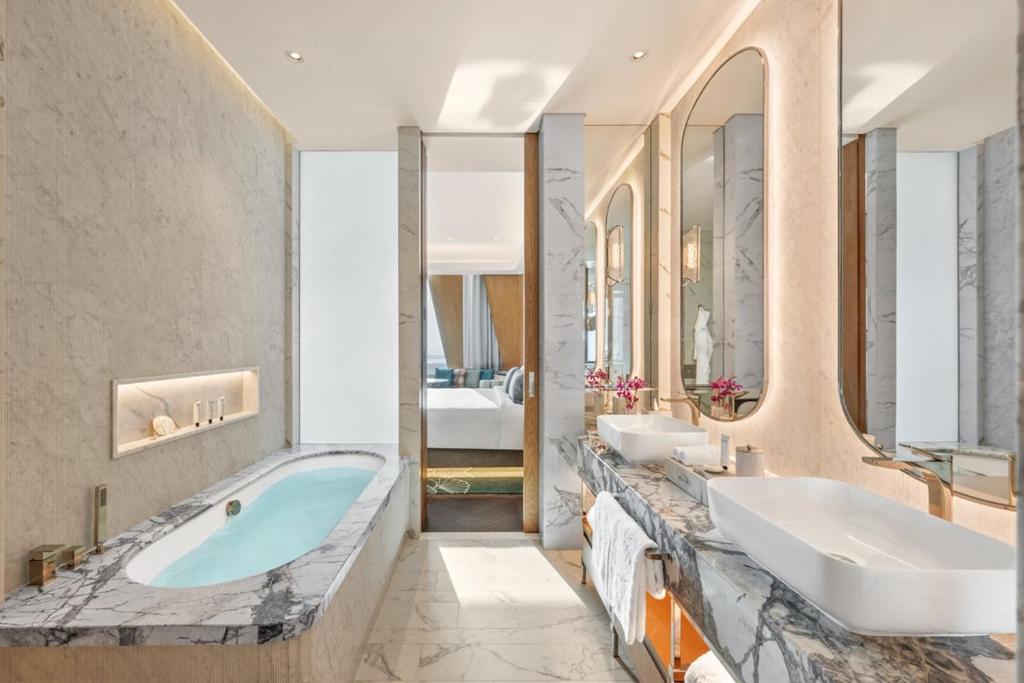 Premier Sea View King Room - Image 2