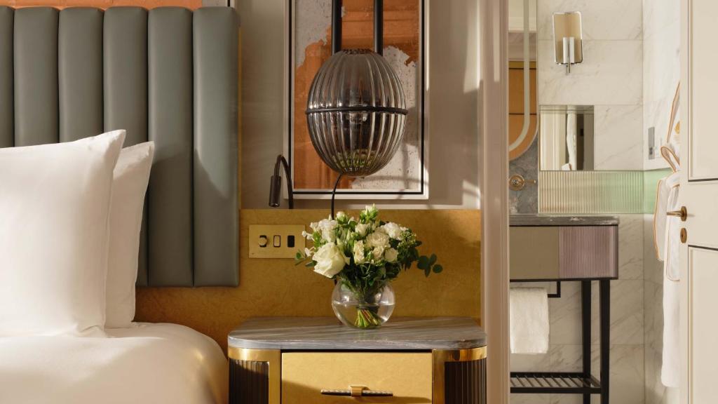 Knightsbridge Suite - Image 9