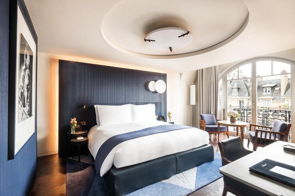 Deluxe Room with Balcony - Image 1