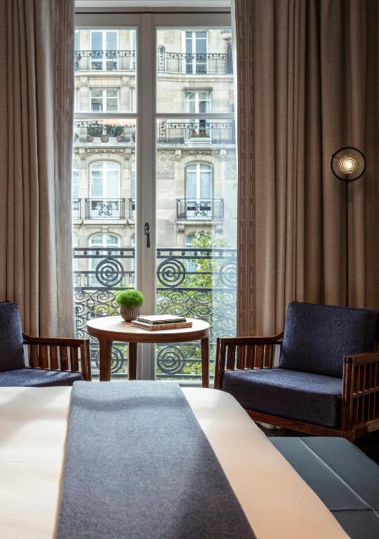 Deluxe Room with Balcony - Image 2