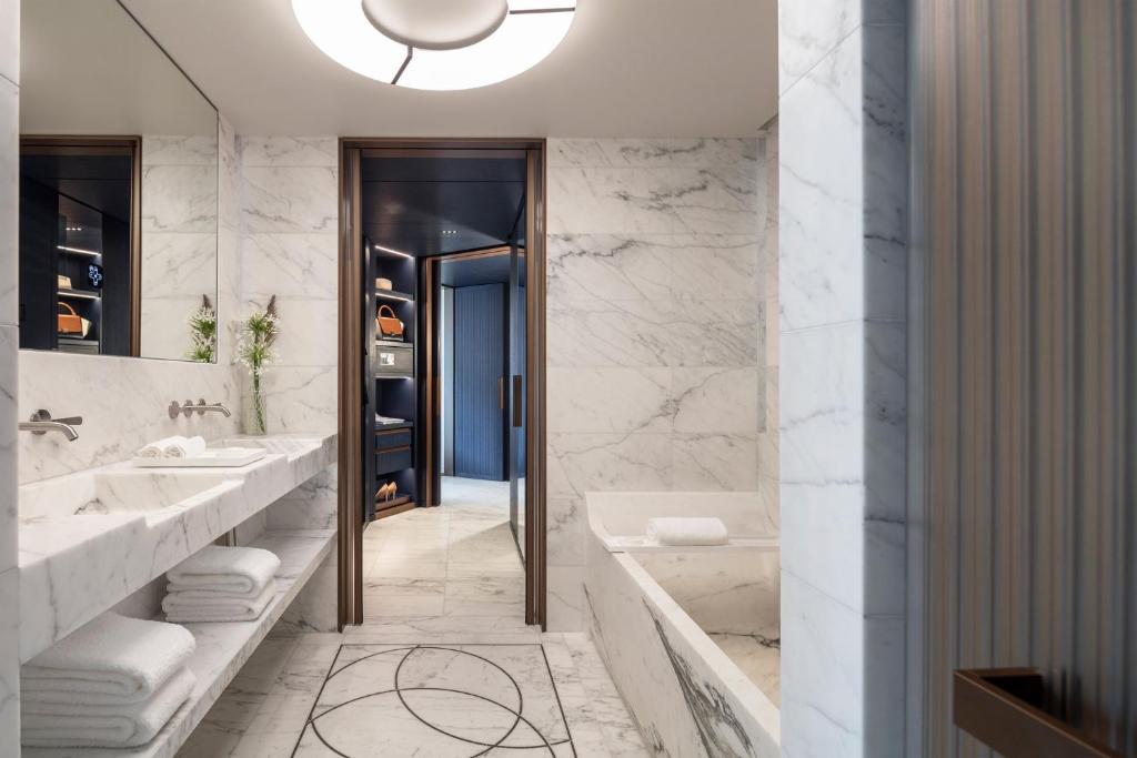 Deluxe Suite - Image 1