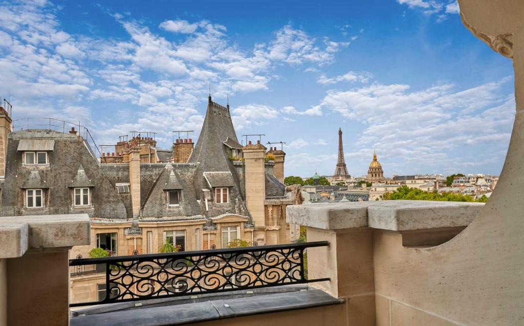 Eiffel Deluxe Room with Balcony - Image 1