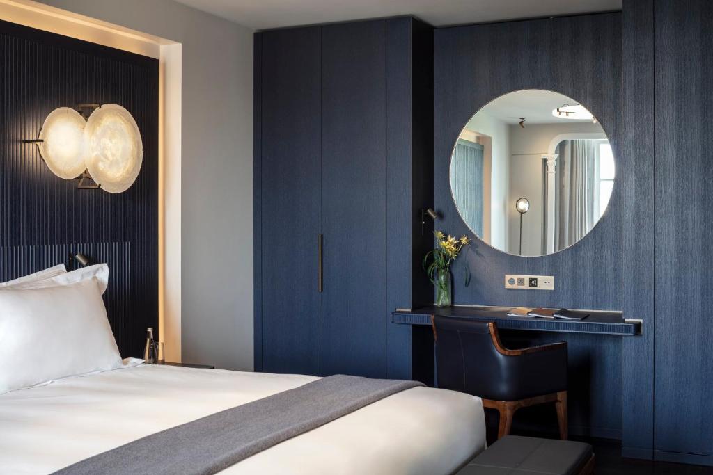 Eiffel Deluxe Room with Balcony - Image 2