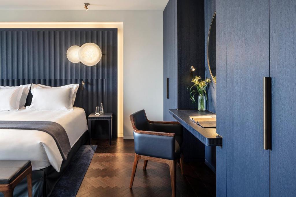 Eiffel Deluxe Room with Balcony - Image 7
