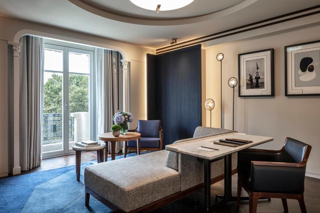 Junior Suite with Balcony - Image 4