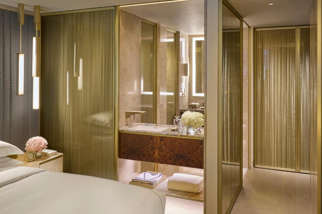 Deluxe Room King or Twin - Image 2
